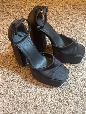 Forever 21 black platform heels size 7
